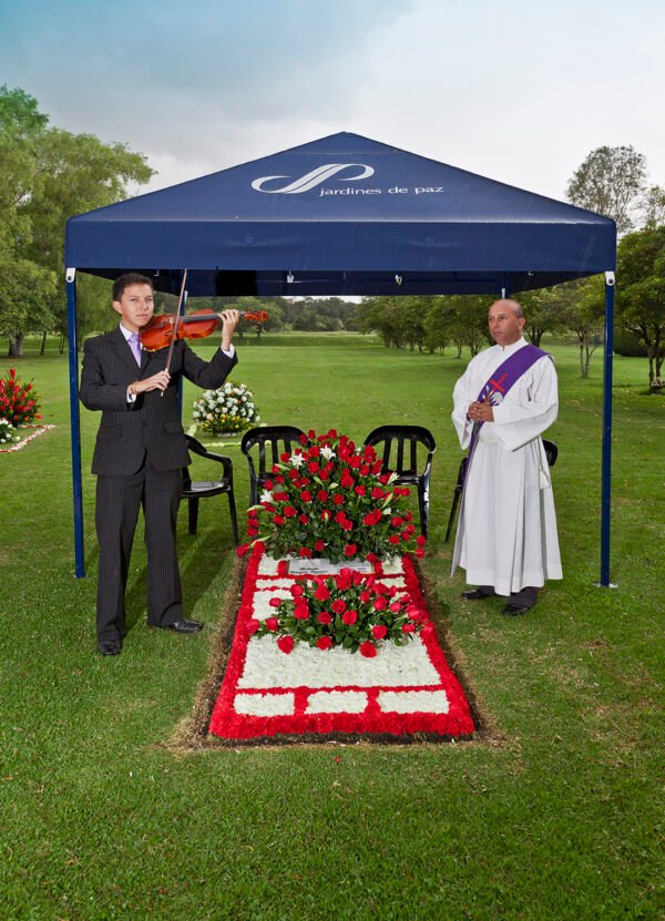ceremonia con tapete floral jardines de paz 600x831 - REENCUENTRO EN MEMORIA DE