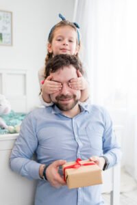 padre celebrando dia padre su hija 200x300 - Con Pap&aacute; aprendi