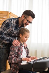 padre e hija tocando piano 200x300 - Con Pap&aacute; aprendi